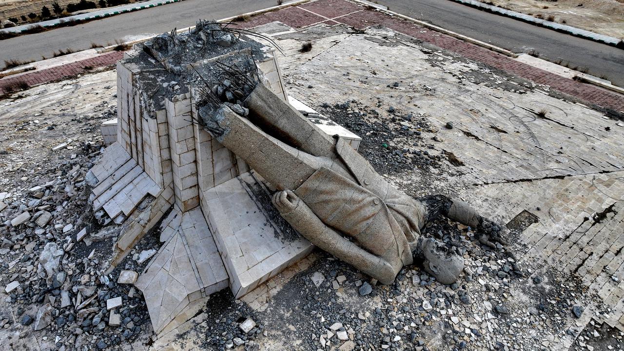 Die Luftaufnahme zeigt die Überreste des zerstörten Denkmals für den verstorbenen syrischen Präsidenten Hafiz al-Assad, Vater des gestürzten Präsidenten Bashar al-Assad. In Deir Attiyah in der Umgebung von Damaskus am 28. Dezember 2024. 