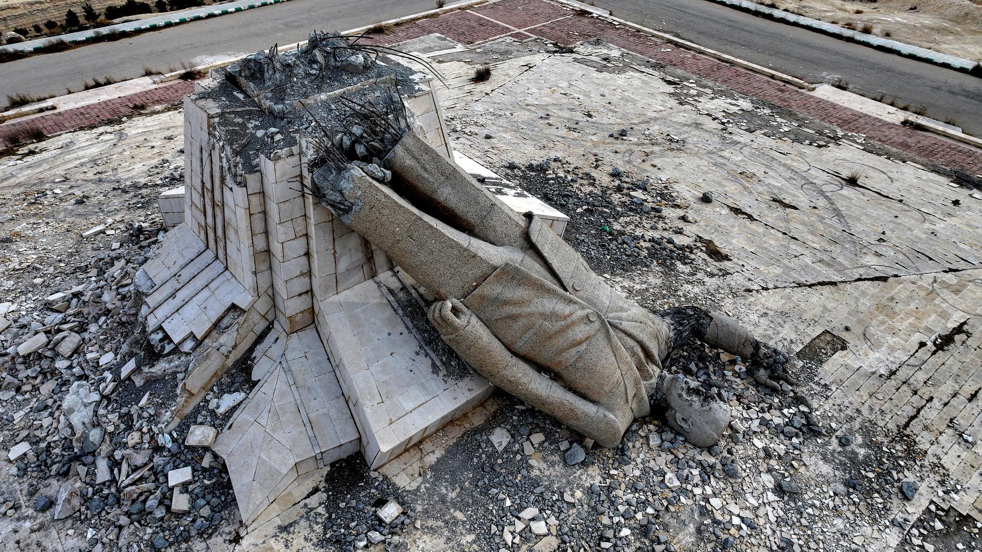 Die Luftaufnahme zeigt die Überreste des zerstörten Denkmals für den verstorbenen syrischen Präsidenten Hafiz al-Assad, Vater des gestürzten Präsidenten Bashar al-Assad. In Deir Attiyah in der Umgebung von Damaskus am 28. Dezember 2024. Die Luftaufnahme zeigt die Überreste des zerstörten Denkmals für den verstorbenen syrischen Präsidenten Hafiz al-Assad, Vater des gestürzten Präsidenten Bashar al-Assad. In Deir Attiyah in der Umgebung von Damaskus am 28. Dezember 2024.