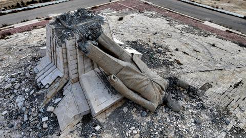 Die Luftaufnahme zeigt die Überreste des zerstörten Denkmals für den verstorbenen syrischen Präsidenten Hafiz al-Assad, Vater des gestürzten Präsidenten Bashar al-Assad. In Deir Attiyah in der Umgebung von Damaskus am 28. Dezember 2024. 