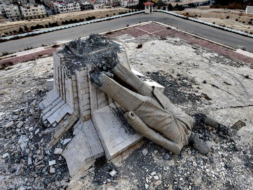 Die Luftaufnahme zeigt die Überreste des zerstörten Denkmals für den verstorbenen syrischen Präsidenten Hafiz al-Assad, Vater des gestürzten Präsidenten Bashar al-Assad. In Deir Attiyah in der Umgebung von Damaskus am 28. Dezember 2024. 
