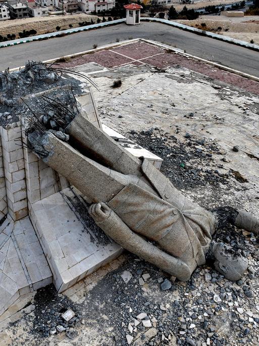 Die Luftaufnahme zeigt die Überreste des zerstörten Denkmals für den verstorbenen syrischen Präsidenten Hafiz al-Assad, Vater des gestürzten Präsidenten Bashar al-Assad. In Deir Attiyah in der Umgebung von Damaskus am 28. Dezember 2024. 