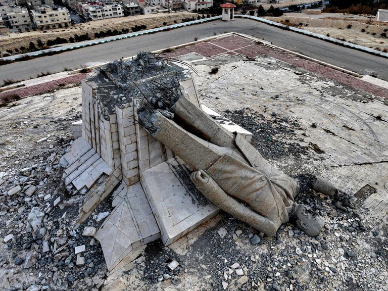 Die Luftaufnahme zeigt die Überreste des zerstörten Denkmals für den verstorbenen syrischen Präsidenten Hafiz al-Assad, Vater des gestürzten Präsidenten Bashar al-Assad. In Deir Attiyah in der Umgebung von Damaskus am 28. Dezember 2024. 