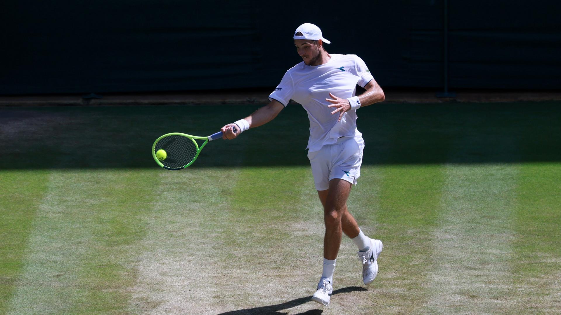 Jan-Lennard Struff aus Deutschland schlägt den Ball im Viertelfinale des Herreneinzels am neunten Tag der Wimbledon Championships 2026 zu Jannik Sinner aus Italien zurück. Jan-Lennard Struff aus Deutschland schlägt den Ball im Viertelfinale des Herreneinzels am neunten Tag der Wimbledon Championships 2026 zu Jannik Sinner aus Italien zurück.