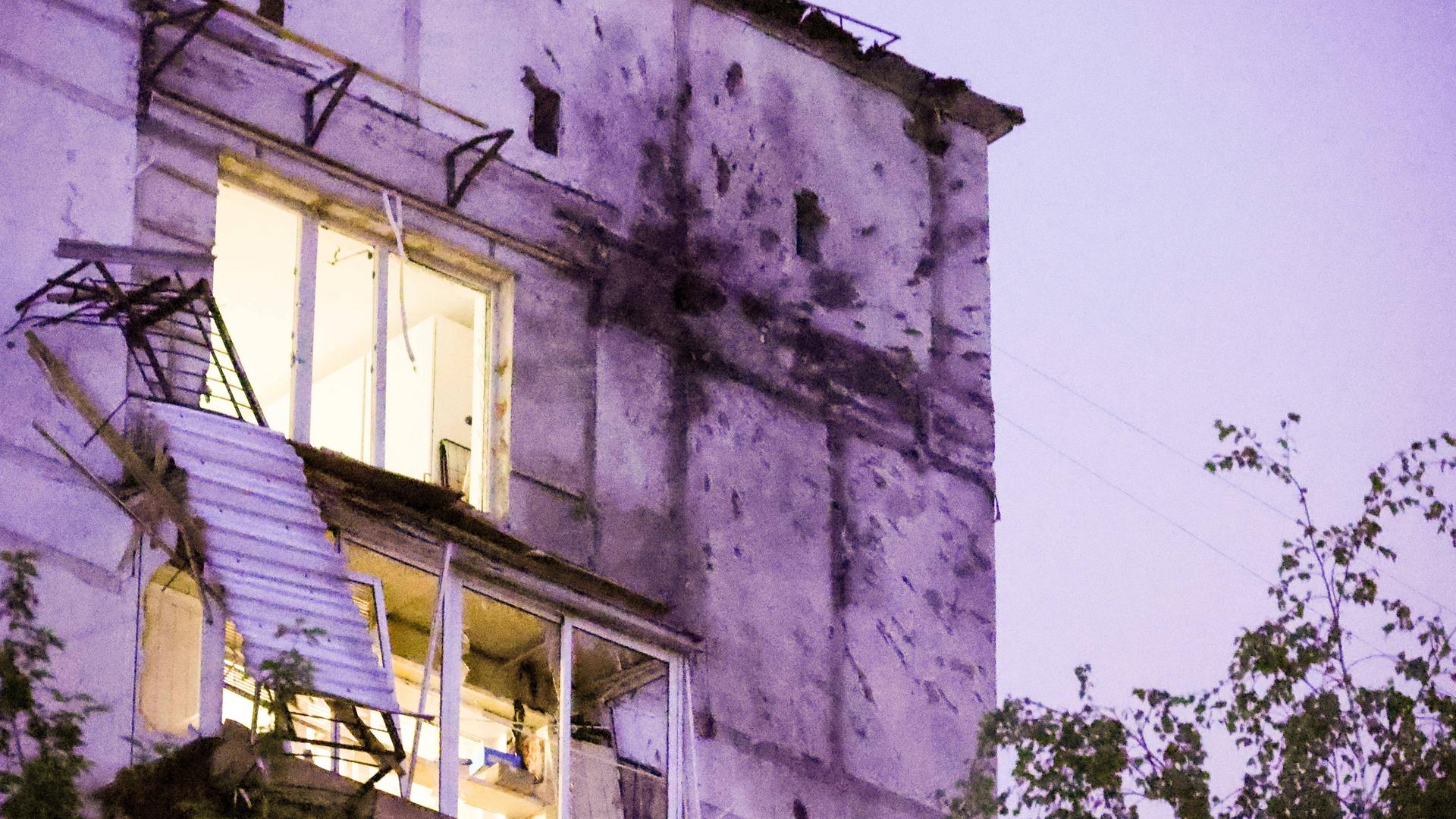Das von Zuma-Press verbreitete TASS-Foto zeigt ein mutmaßlich durch einen Drohnenangriff beschädigtes Wohnhaus im Süden von Moskau. Das von Zuma-Press verbreitete TASS-Foto zeigt ein mutmaßlich durch einen Drohnenangriff beschädigtes Wohnhaus im Süden von Moskau.