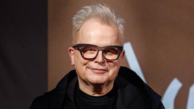 Herbert Grönemeyer blickt lächelnd in die Kamera.