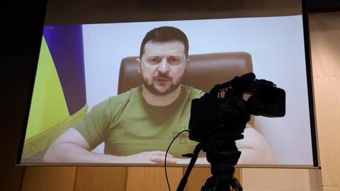 Der ukrainische Präsident Wolodymyr Selenskyj bei einer Rede im Fernsehen.
