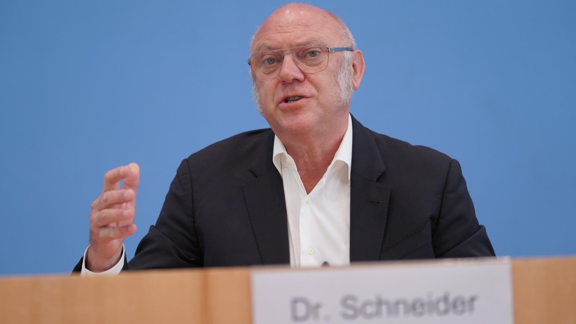 Ulrich Schneider, Hauptgeschäftsführer Paritätischer Gesamtverband, spricht bei einer Pressekonferenz.