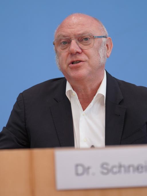 Ulrich Schneider, Hauptgeschäftsführer vom Paritätischen Gesamtverband, bei einer Pressekonferenz