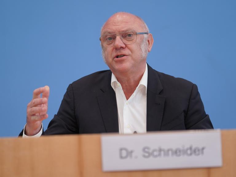 Ulrich Schneider, Hauptgeschäftsführer vom Paritätischen Gesamtverband, bei einer Pressekonferenz