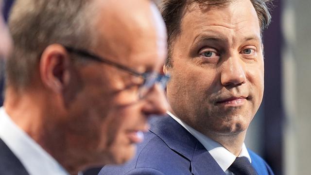 CDU-Chef Friedrich Merz und der SP-Co-Vorsitzende Lars Klingbeil stehen nebeneinander bei einer Pressekonferenz.
