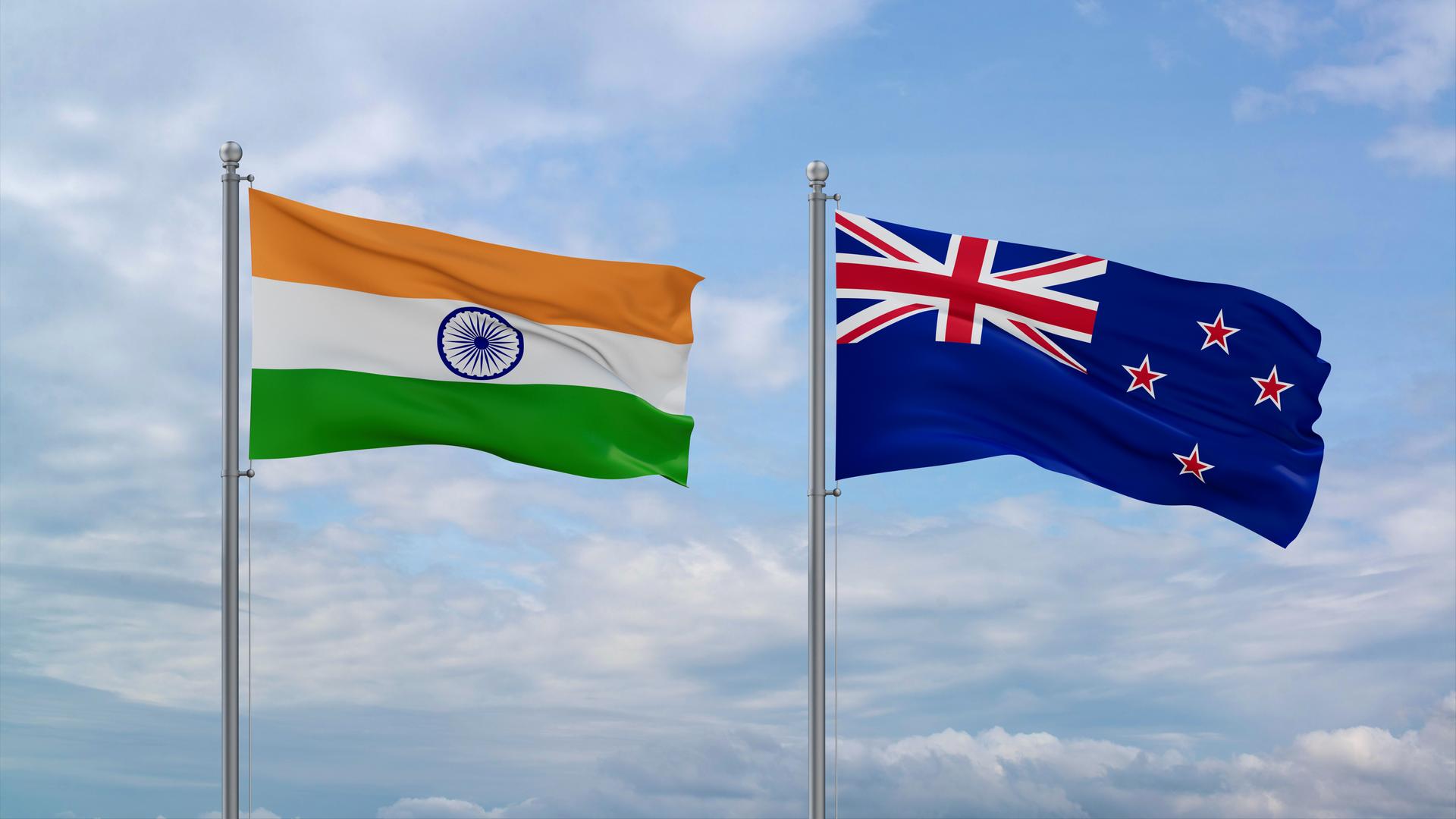 Die Flaggen von Indien und Neuseeland nebeneinander