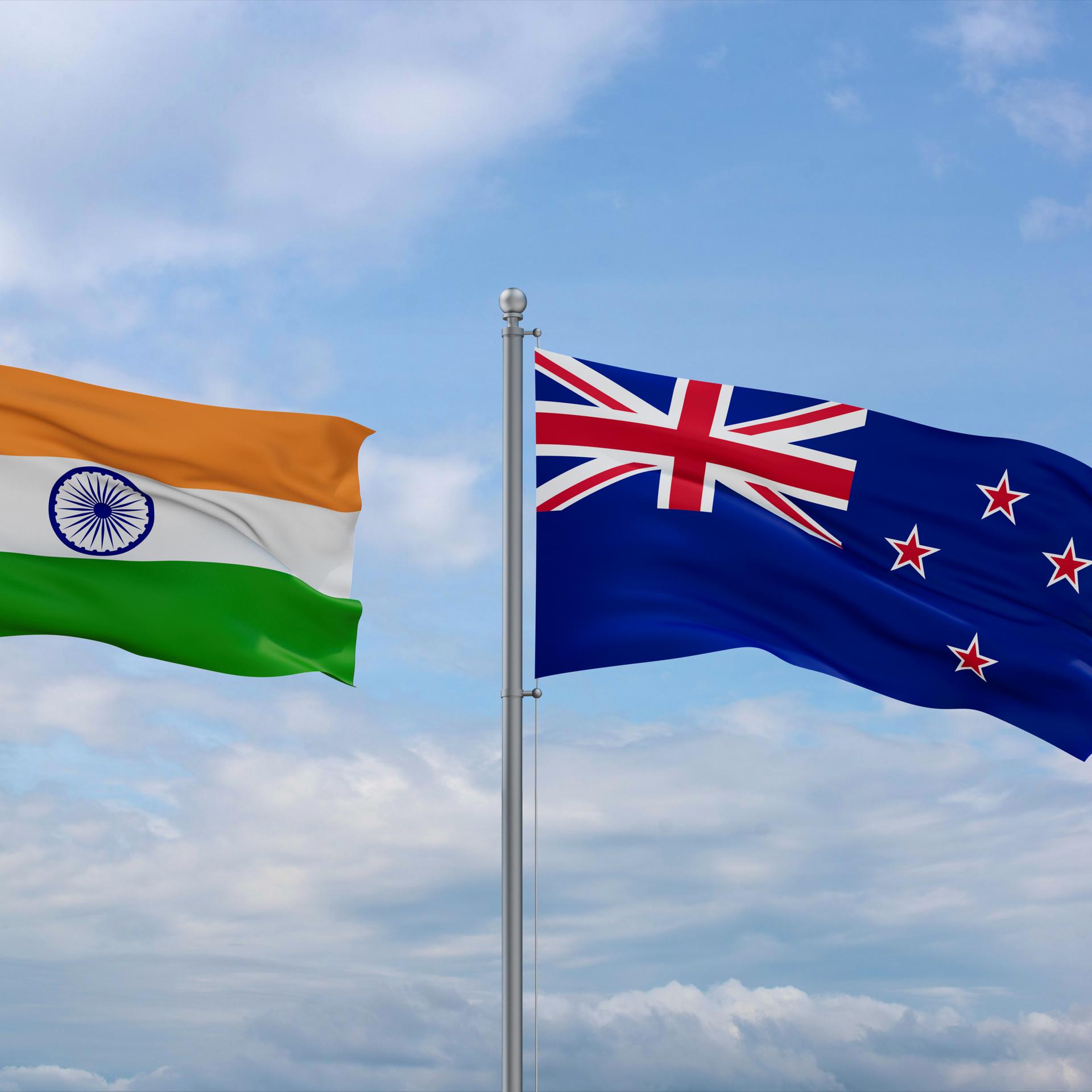 Die Flaggen von Indien und Neuseeland nebeneinander