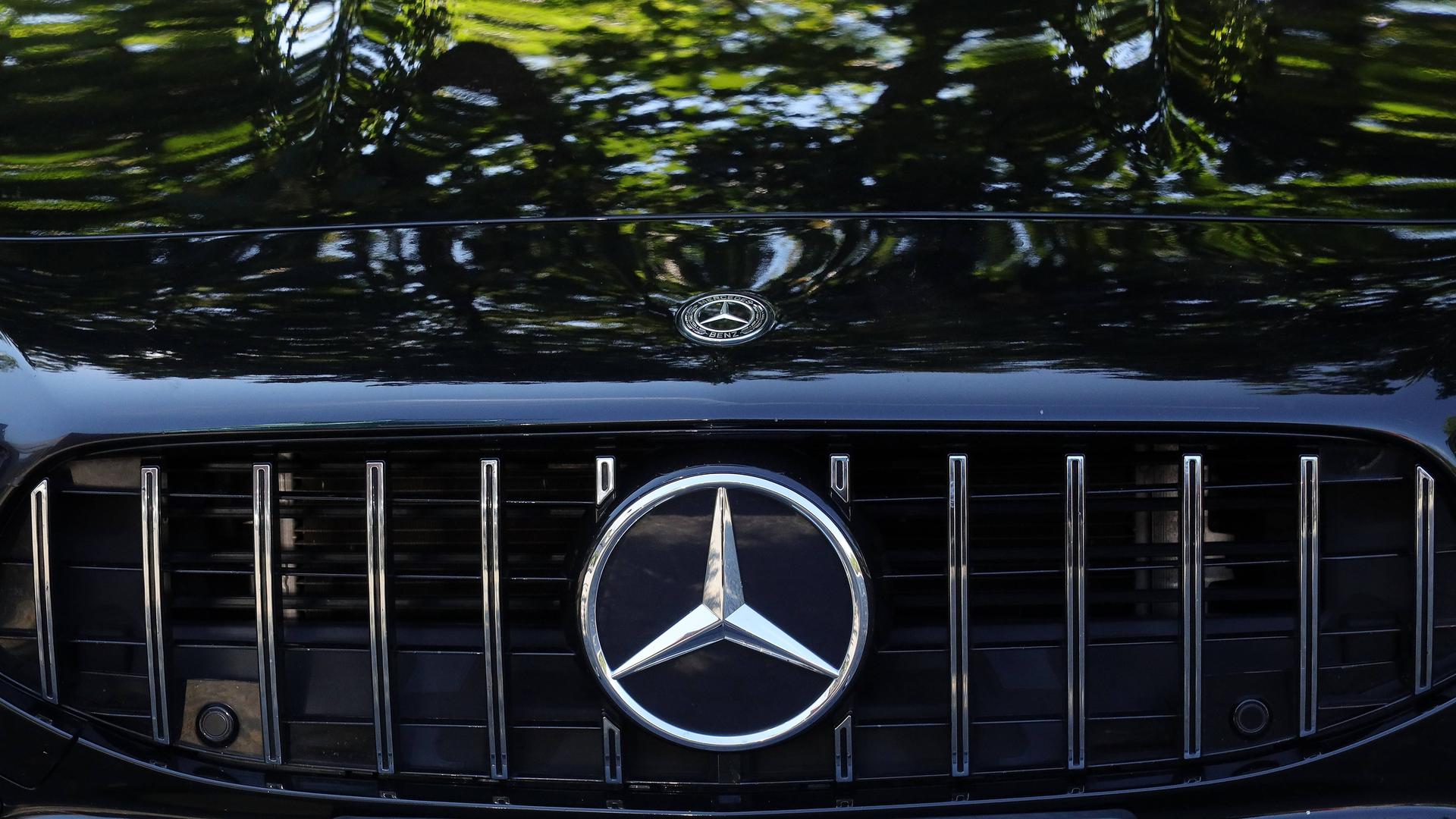 Der Kühlergrill eines Autos von Mercedes-Benz. Die Karosserie ist schwarz. Der charkteristische Stern ist silbern. Der Kühlergrill eines Autos von Mercedes-Benz. Die Karosserie ist schwarz. Der charkteristische Stern ist silbern.