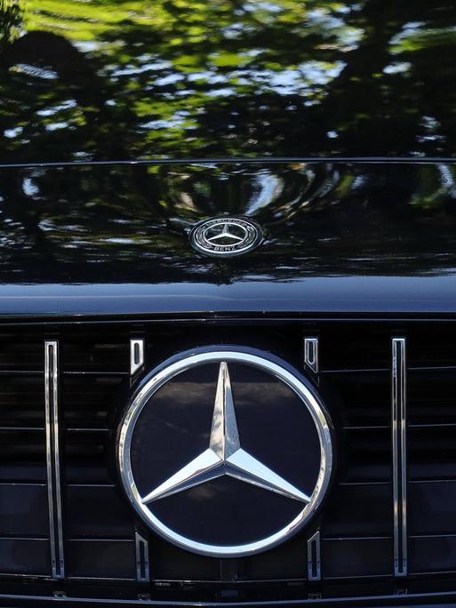 Der Kühlergrill eines Autos von Mercedes-Benz. Die Karosserie ist schwarz. Der charkteristische Stern ist silbern. Der Kühlergrill eines Autos von Mercedes-Benz. Die Karosserie ist schwarz. Der charkteristische Stern ist silbern.