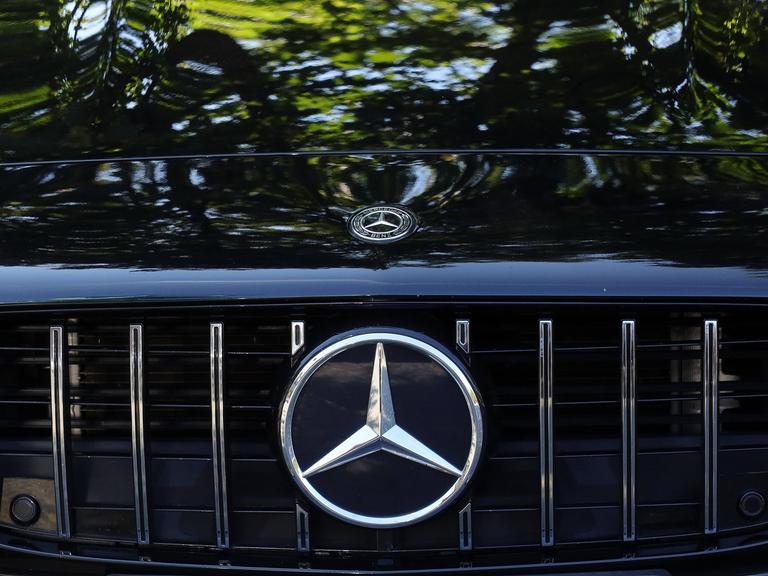 Der Kühlergrill eines Autos von Mercedes-Benz. Die Karosserie ist schwarz. Der charkteristische Stern ist silbern. Der Kühlergrill eines Autos von Mercedes-Benz. Die Karosserie ist schwarz. Der charkteristische Stern ist silbern.