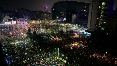 Die Nachtaufnahme zeigt eine Großdemonstration in Belgrad aus der Vogelperspektive.