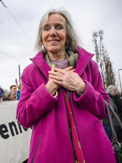 Rosmarie Wydler-Wälti, Co-Präsidentin des Vereins „Klimaseniorinnen Schweiz“ - eine ältere Frau mit grauem, halblangen Haar in pinker Jacke lächelt bei einem Protest in die Kamera.