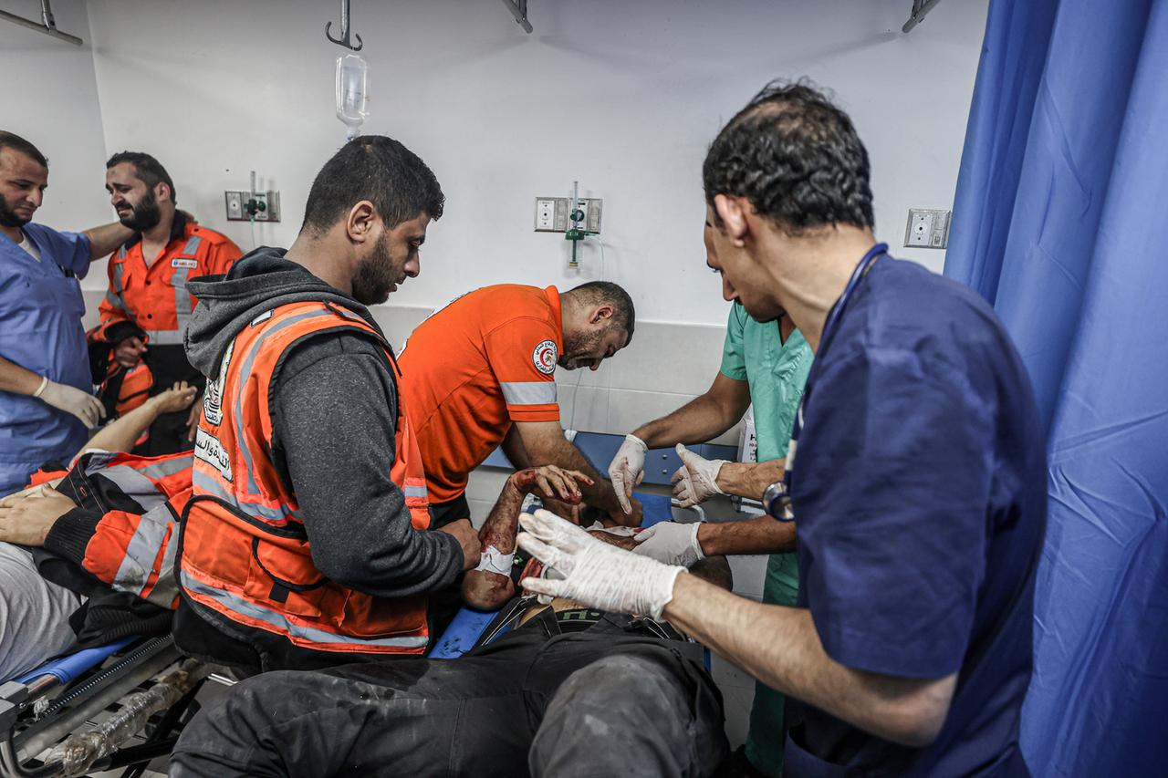 Ärzte, Pfleger und freiwillige Helfer im Al-Schifa-Krankenhaus in Gaza. 