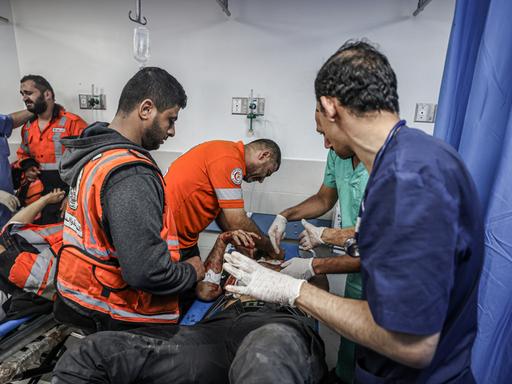 Ärzte, Pfleger und freiwillige Helfer im Al-Schifa-Krankenhaus in Gaza. 