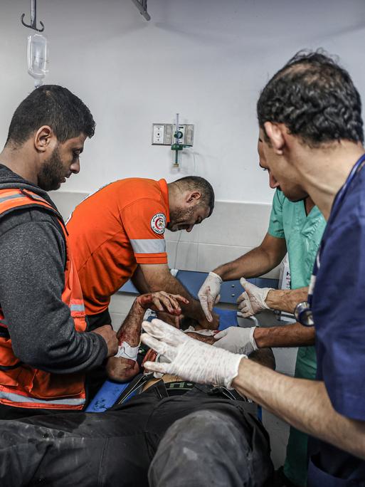 Ärzte, Pfleger und freiwillige Helfer im Al-Schifa-Krankenhaus in Gaza. 