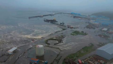 Ein Videobild vom Geophysikalischen Dienst der Russischen Akademie der Wissenschaften zeigt die Folgen des Tsunamis an der Küste von Sewero-Kurilsk.