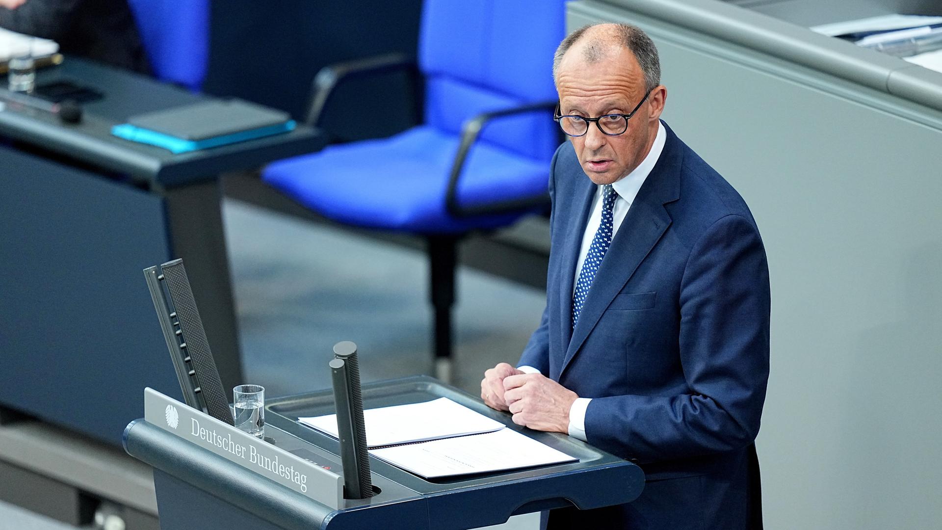 Bundeskanzler Friedrich Merz (CDU) spricht bei seiner Regierungserklärung im Plenum des Bundestags. Bundeskanzler Friedrich Merz (CDU) spricht bei seiner Regierungserklärung im Plenum des Bundestags.