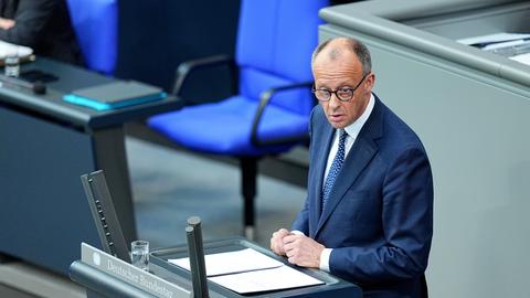 Bundeskanzler Friedrich Merz (CDU) spricht bei seiner Regierungserklärung im Plenum des Bundestags.
