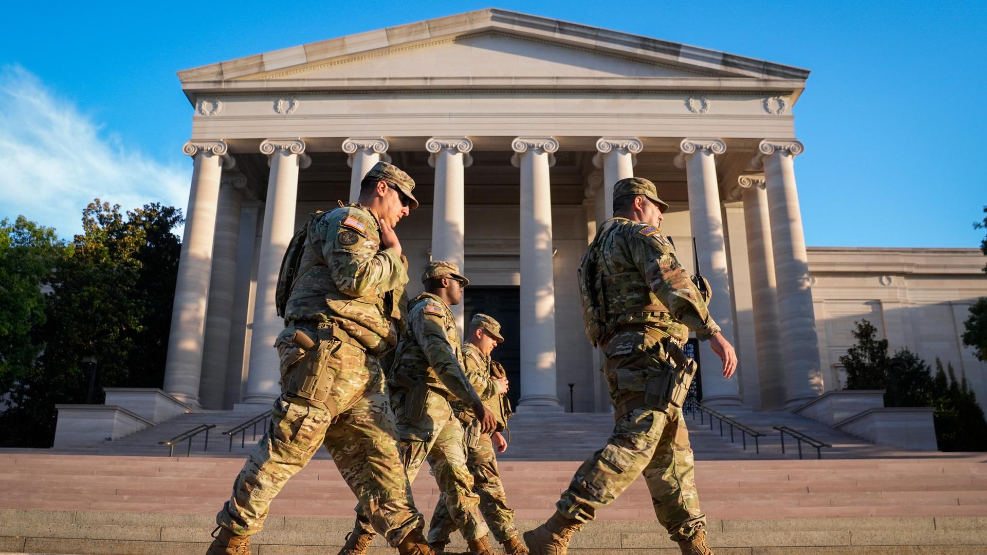 Patrouille der Nationalgarde in der Nähe der National Gallery of Art in Washington am Morgen des ersten Tages der Schließung aufgrund des Shutdowns am 1. Oktober 2025.