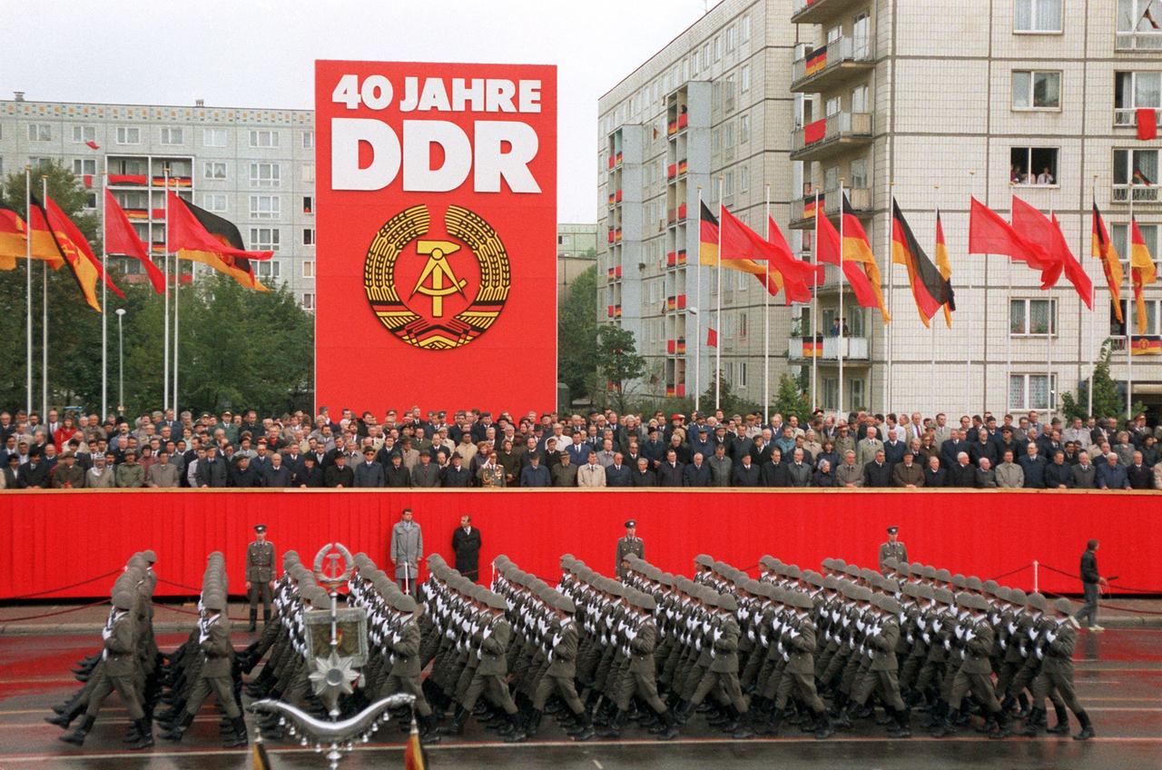 Militärparade zum 40-jährigen Bestehen der DDR am 7. Oktober. 1989.