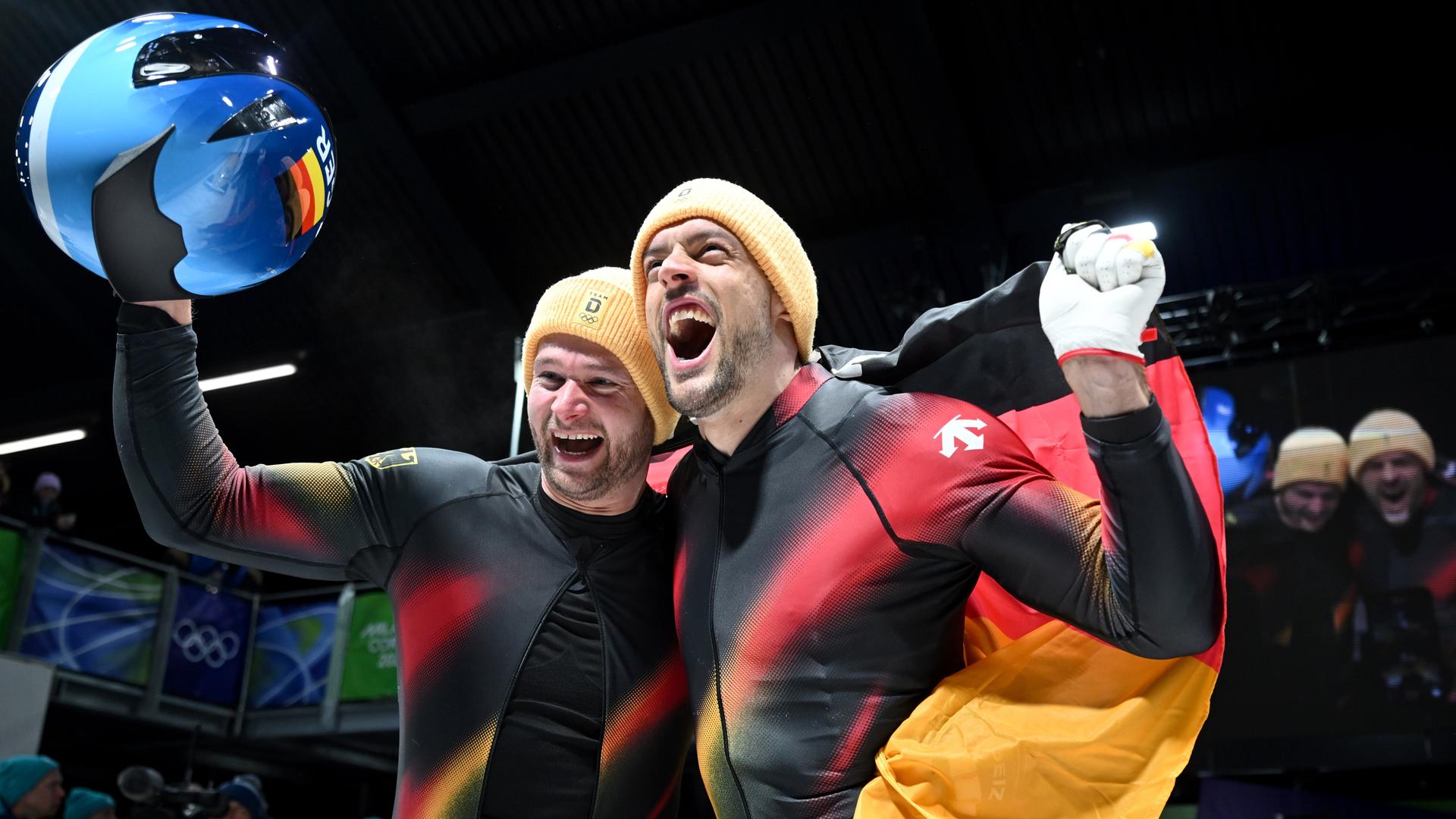 Das Foto zeigt Johannes Lochner (Pilot, l) und Georg Fleischhauer. Sie bejubeln ihren ersten Platz im Zweierbob.