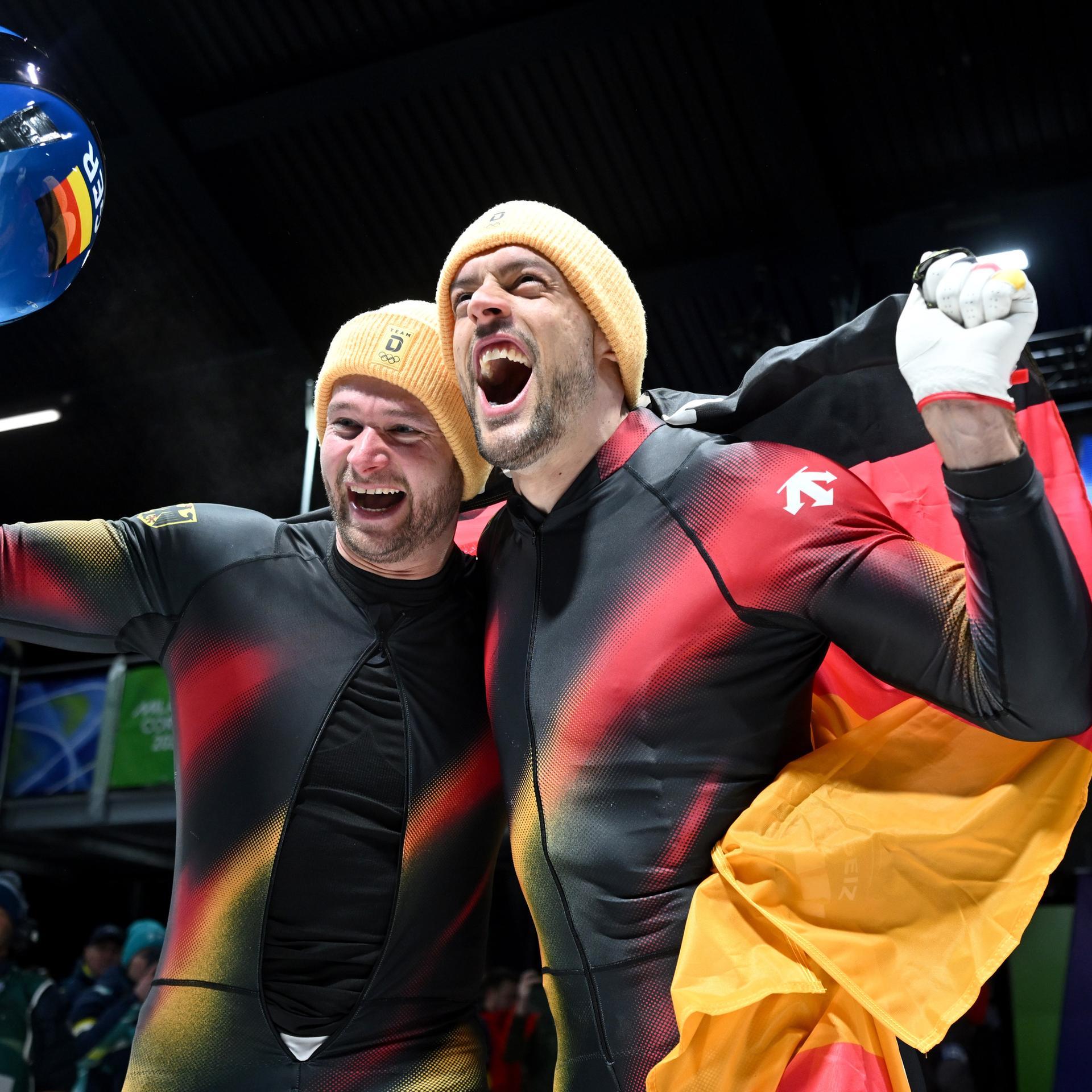 Das Foto zeigt Johannes Lochner (Pilot, l) und Georg Fleischhauer. Sie bejubeln ihren ersten Platz im Zweierbob.