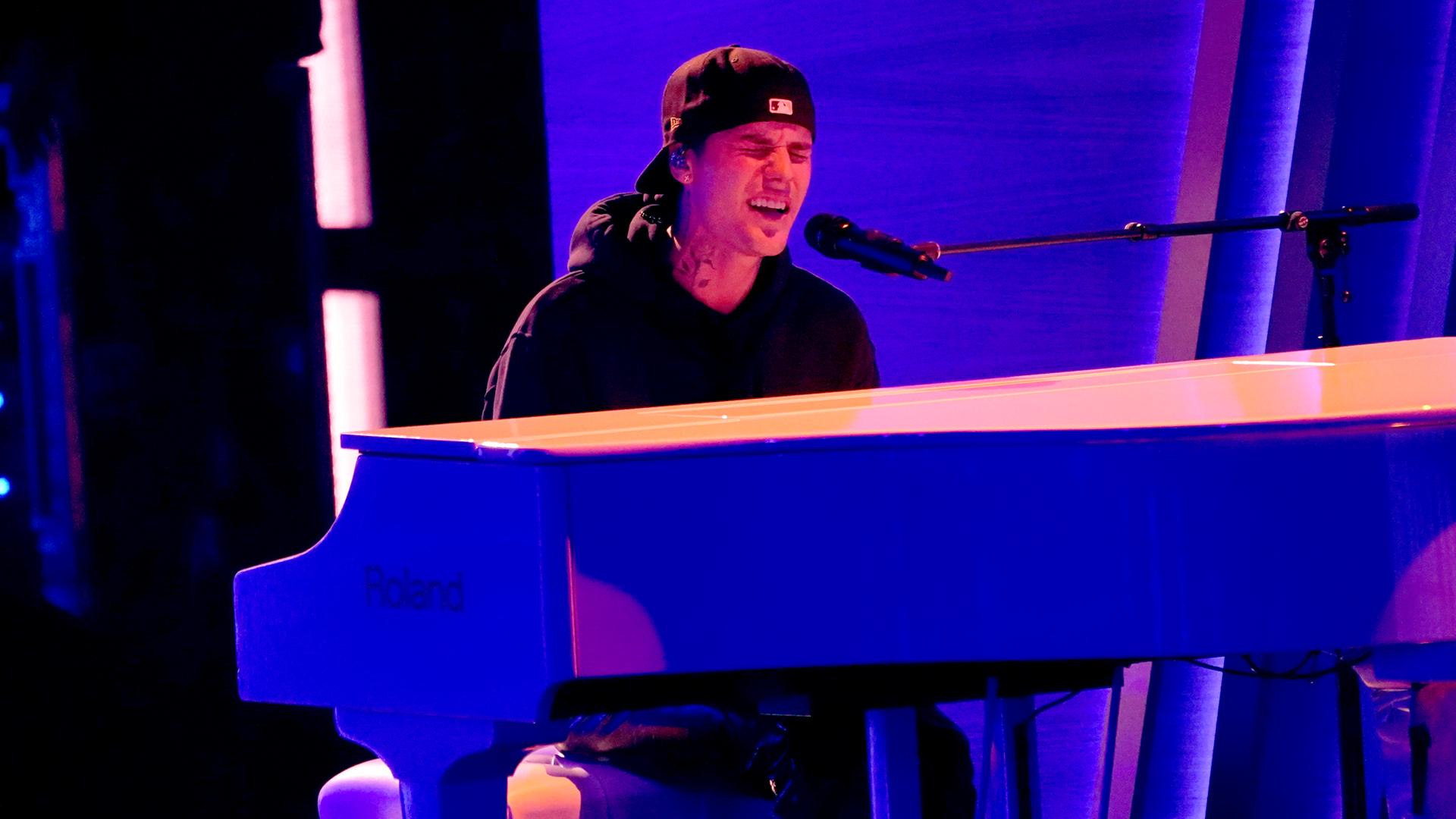 Justin Bieber sitzt bei einer Show am Flügel Justin Bieber sitzt bei einer Show am Flügel