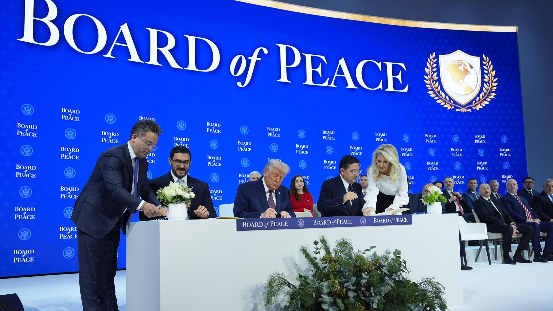 US-Präsident Trump unterzeichnet den Friedensrat.