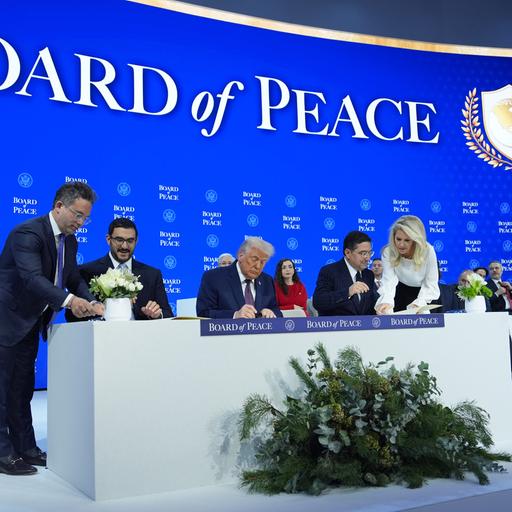 US-Präsident Trump unterzeichnet den Friedensrat.