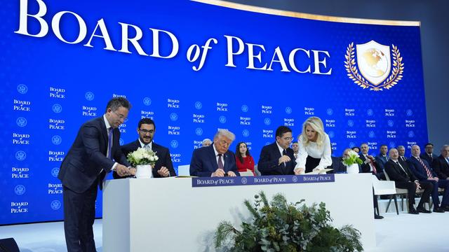 US-Präsident Trump unterschreibt die Regeln für den Friedens-Rat.