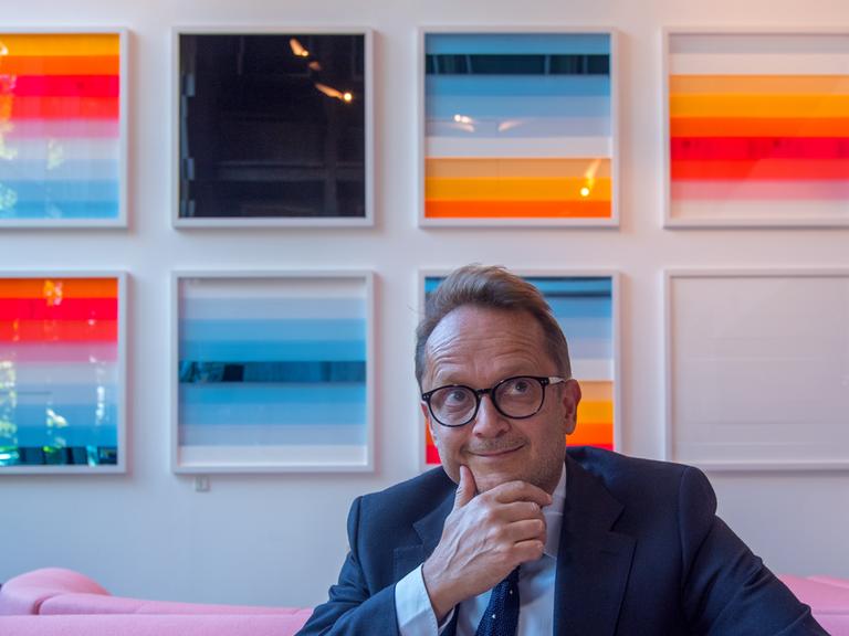 Designer Rafael Horzon vor seinen Objekten im Flemings Hotel in Frankfurt.