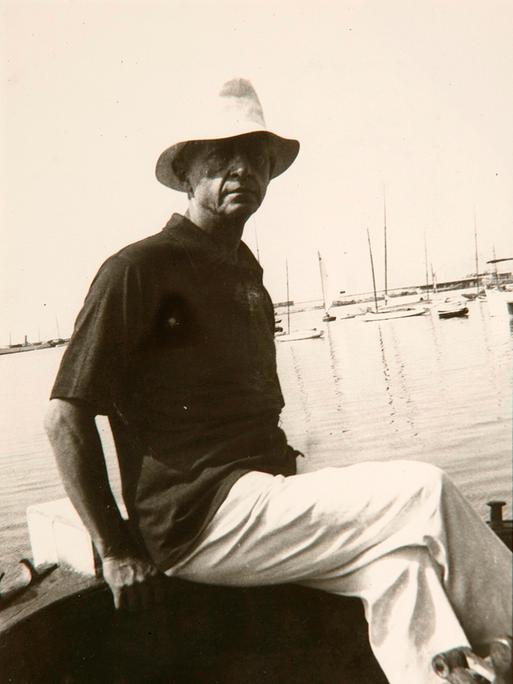 Iwan A.Bunin in den 1930er Jahren in Cannes. Das Foto ist SW, gelblich und er sitzt auf einem Boot.