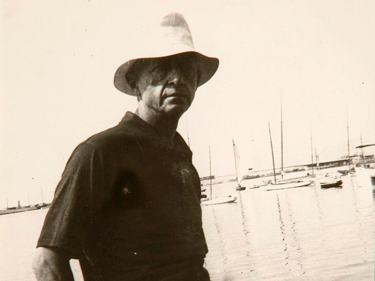 Iwan A.Bunin in den 1930er Jahren in Cannes. Das Foto ist SW, gelblich und er sitzt auf einem Boot.