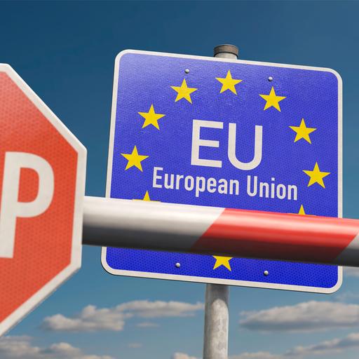 An einem Schlagbaum hängt ein Stoppschild. Dahinter steht ein EU-Schild. Beides vor einem blauen Himmel mit Wolken.