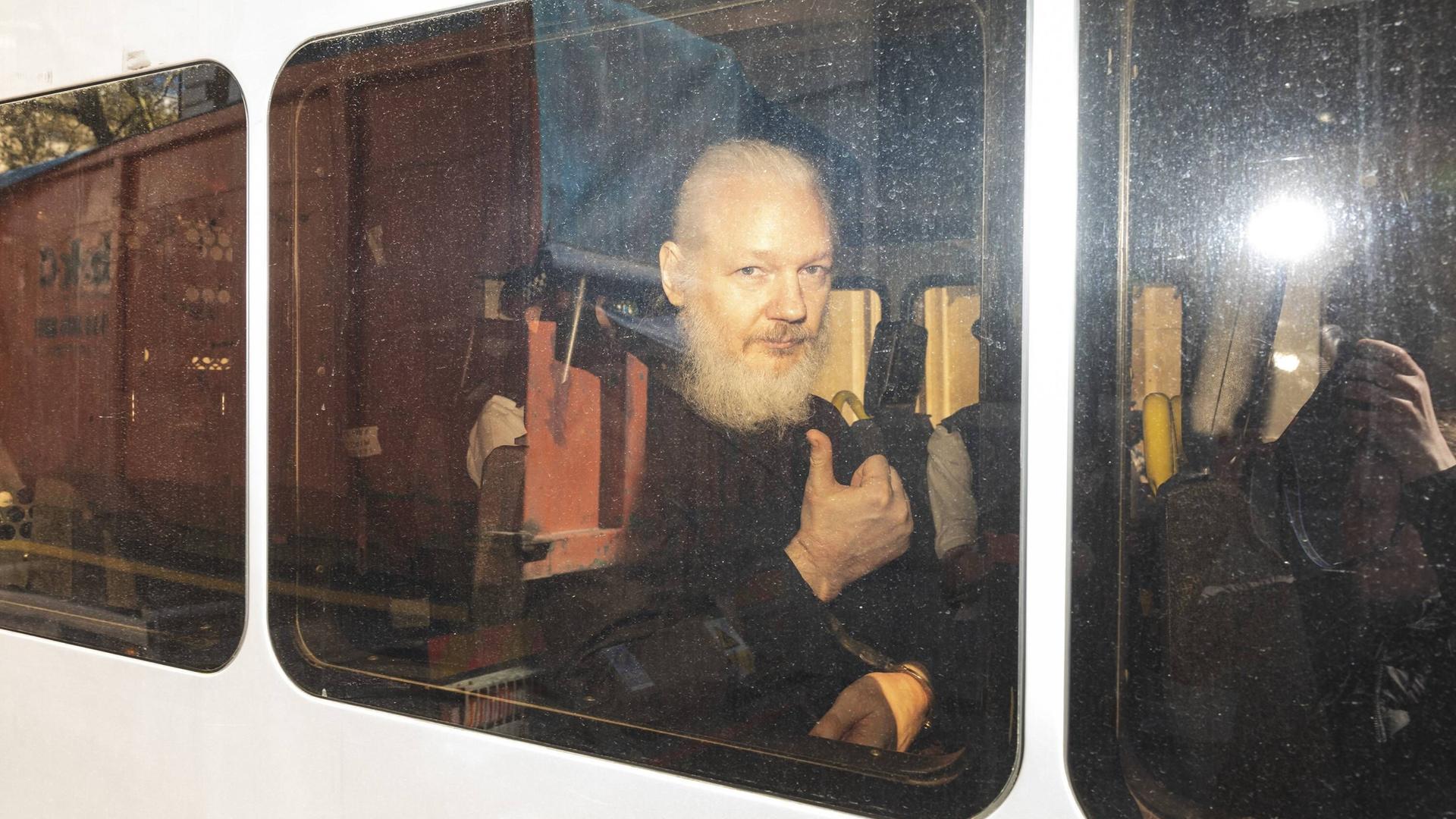  April 11, 2019 - London, Wikileaks Gründer Julian Assange am Busfenster. Er wird von der Polizei zum Westminster Magistrates Court gebracht, wo das Auslieferungsverfahren stattfindet. 