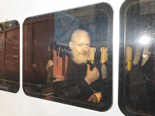  April 11, 2019 - London, Wikileaks Gründer Julian Assange am Busfenster. Er wird von der Polizei zum Westminster Magistrates Court gebracht, wo das Auslieferungsverfahren stattfindet. 
