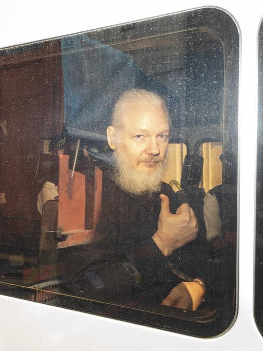  April 11, 2019 - London, Wikileaks Gründer Julian Assange am Busfenster. Er wird von der Polizei zum Westminster Magistrates Court gebracht, wo das Auslieferungsverfahren stattfindet. 