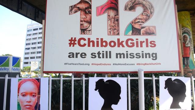 Poster der Kampagne #125Chibok girls im Stadtbild, der 125 Mädchen aus Chibok in Nigeria, die seit ihrer Entfürhung 2014 noch immer vermisst werden.