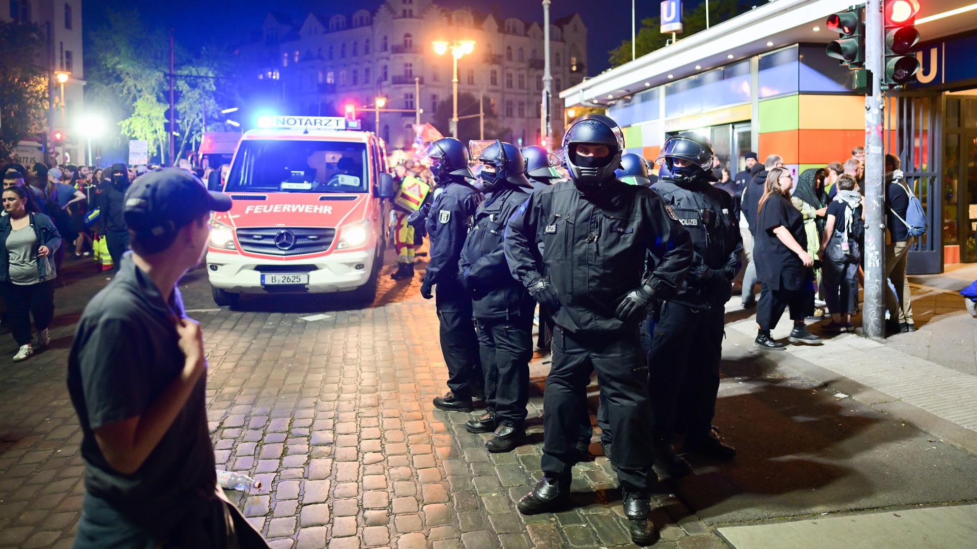 Polizeibeamte stehen nach der Revolutionären 1. Mai-Demo 2025 am Südstern.