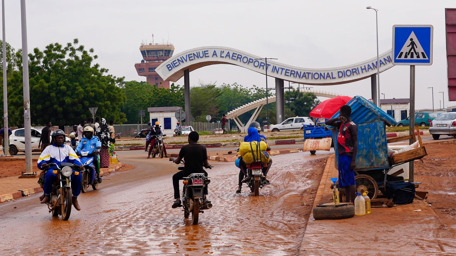 Motorradfahrer fahren in Richtung des Flughafens von Niamey/Niger.