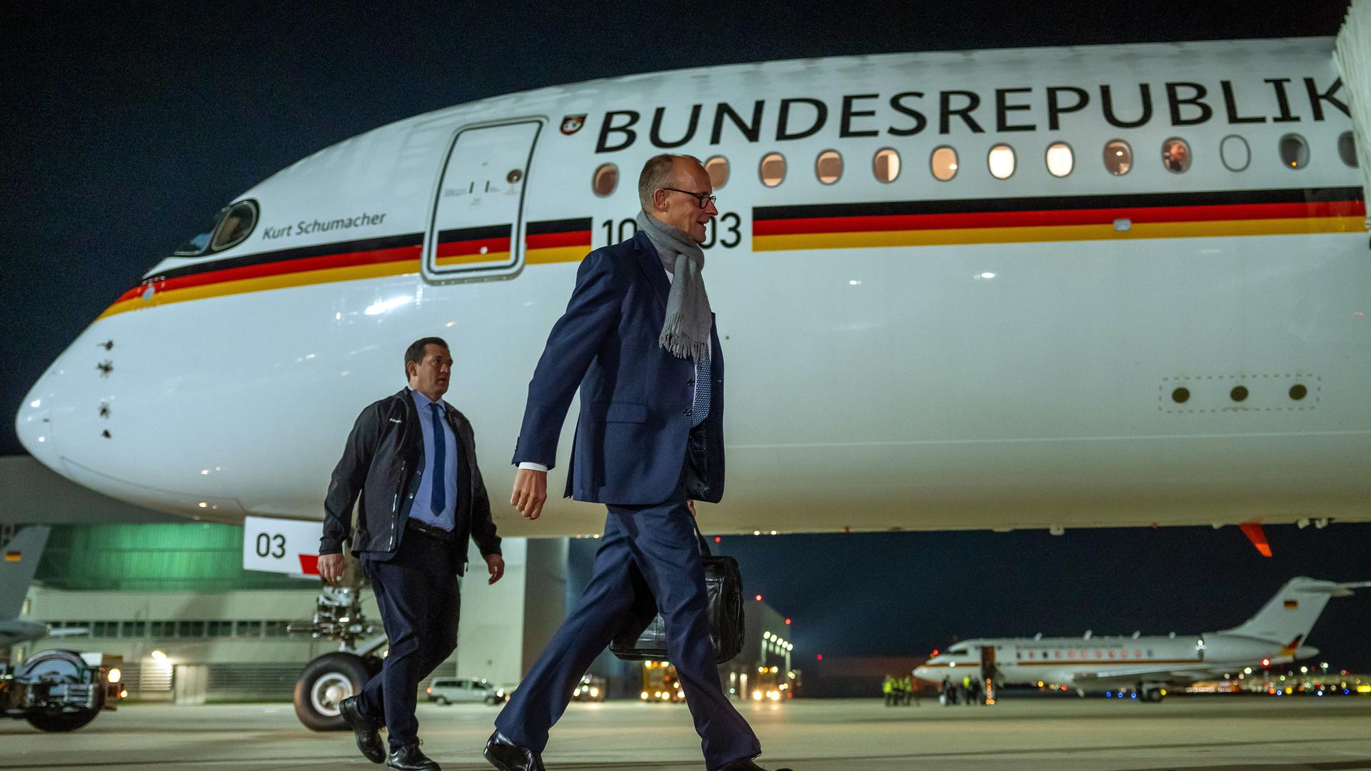 Bundeskanzler Friedrich Merz (r, CDU) steigt in ein Flugzeug der Flugbereitschaft der Luftwaffe, um zum G20-Gipfel nach Johannesburg in Südafrika zu fliegen.