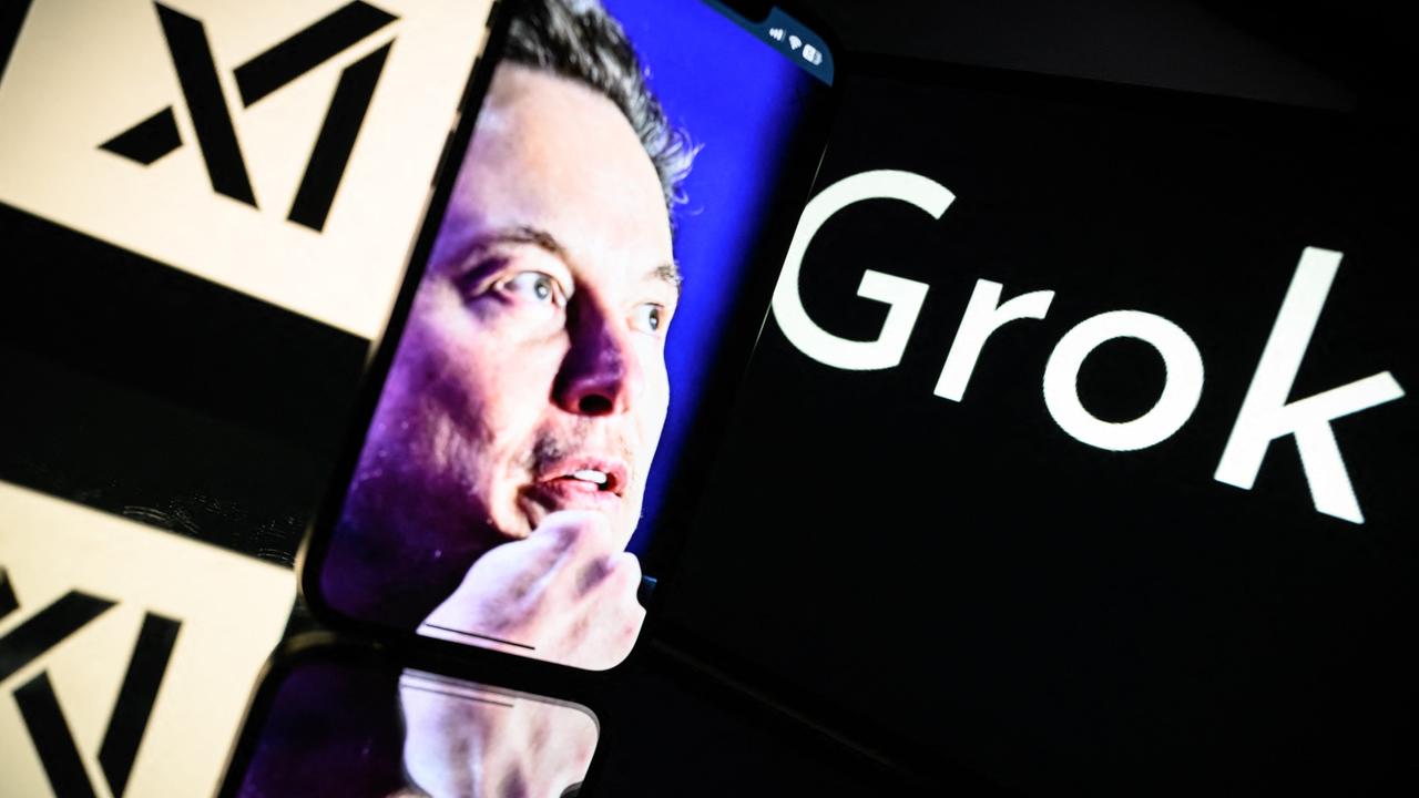 Zu sehen ist der Schriftzug "Grok" neben einem Portait Foto von Elon Musk mit nachdenklicher Mimik