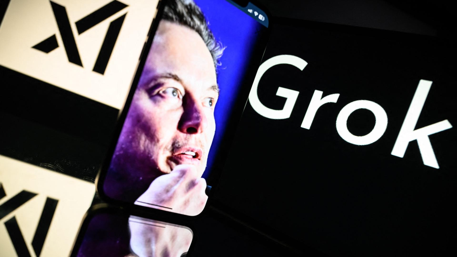 Zu sehen ist der Schriftzug "Grok" neben einem Portait Foto von Elon Musk mit nachdenklicher Mimik Zu sehen ist der Schriftzug "Grok" neben einem Portait Foto von Elon Musk mit nachdenklicher Mimik