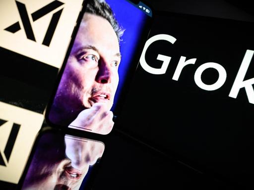 Zu sehen ist der Schriftzug "Grok" neben einem Portait Foto von Elon Musk mit nachdenklicher Mimik