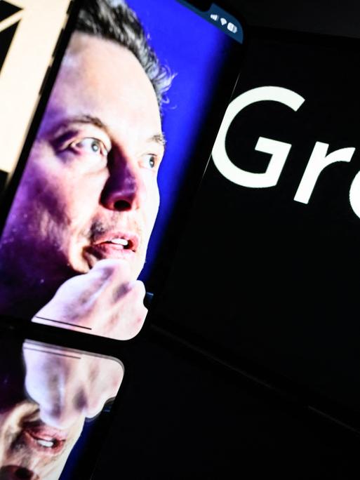 Zu sehen ist der Schriftzug "Grok" neben einem Portait Foto von Elon Musk mit nachdenklicher Mimik